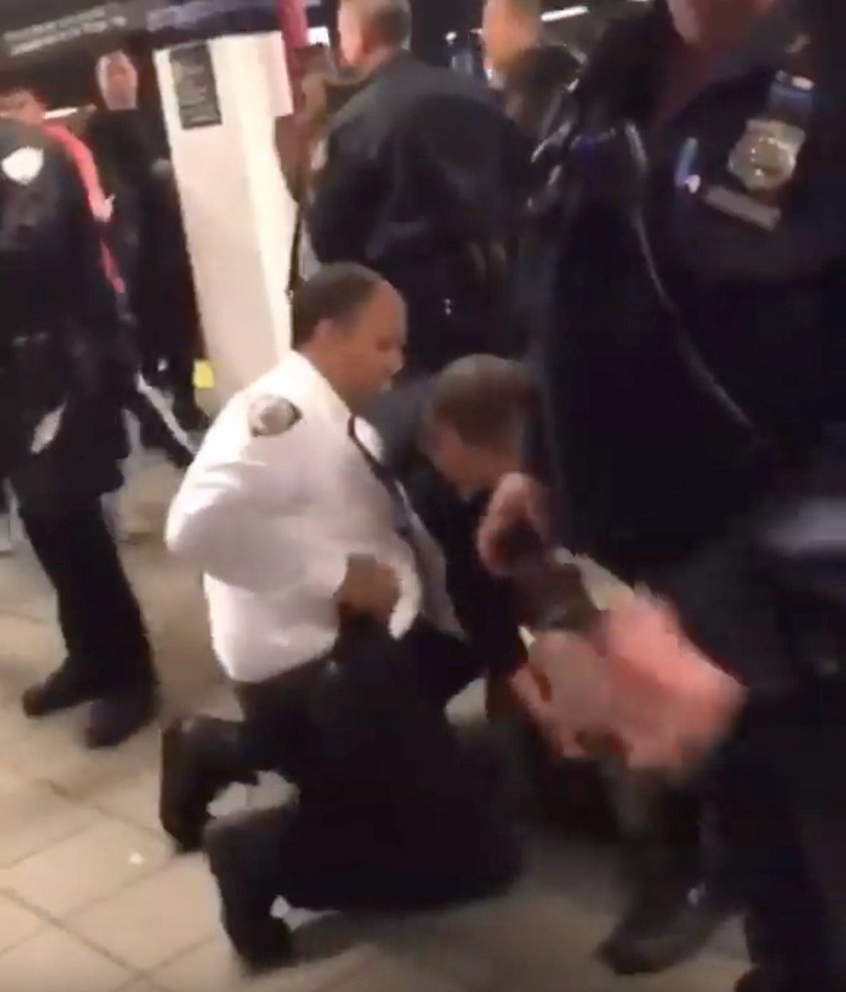 Police Officer Punch two kids in the face on New York City Subway Station!